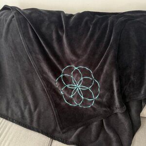 Apple Mindful challenge black fleece blanket